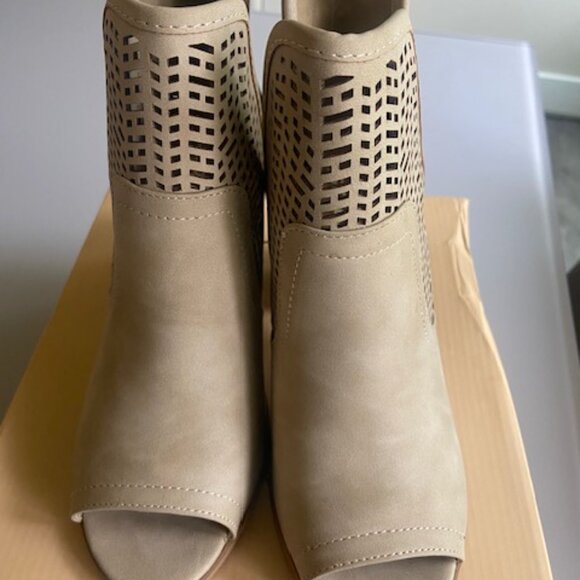 New in Box Soda Kathy Ankle Boots - Picture 6 of 9